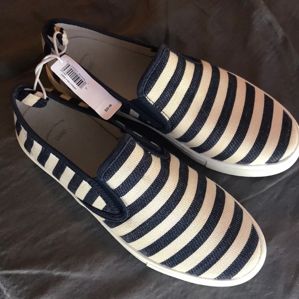 Women’s gap slip ons NWT